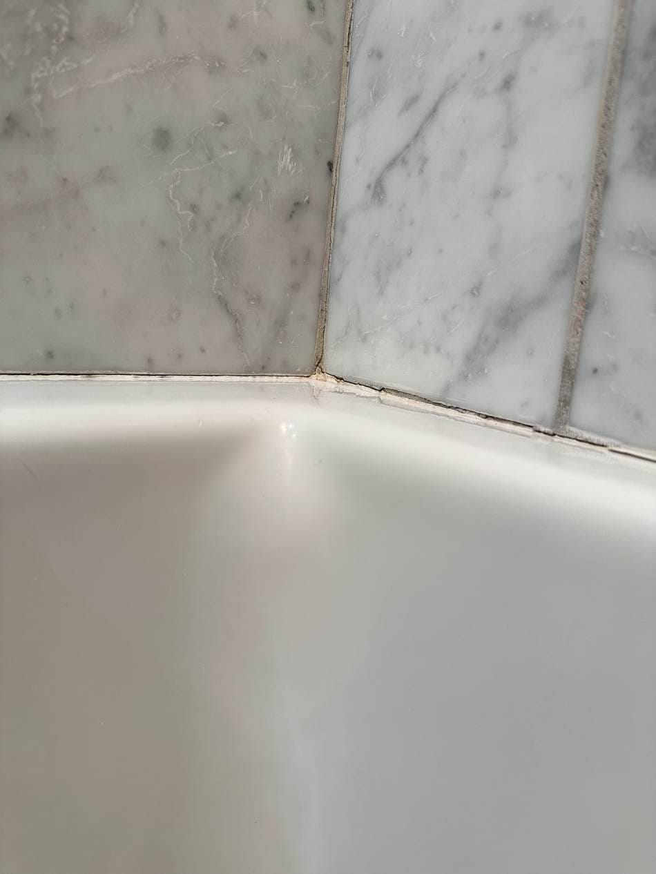 Old failing caulk along the tub-and-tile joint in West LA, CA 90025
