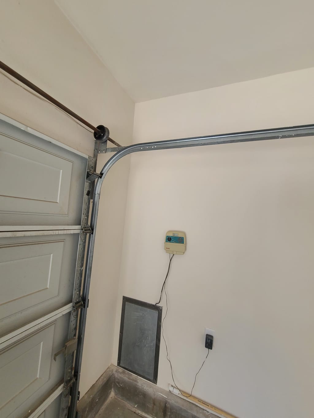 Finished garage wall textured and painted after drywall installation in Corona, CA 92882
